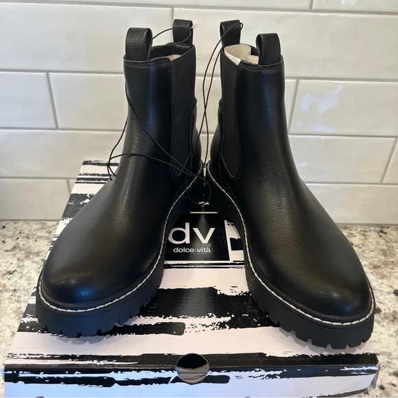 Dolce Vita Women's LEIGHA Chelsea Lightweight Ankle 1.25" Heel Boot Black 8 MOTO - Picture 4 of 10